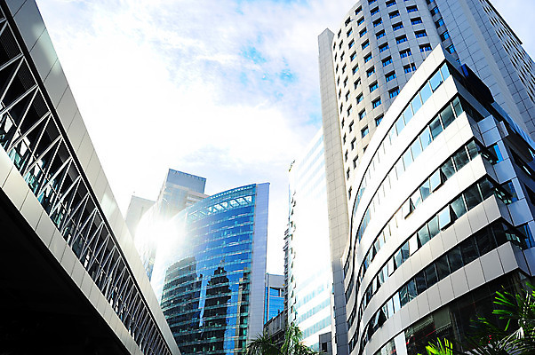 포토 JPG 해외이미지 구름 외관 아시아 비즈니스 건축양식 창문 유리 하늘 미래 동양인 사람없음 야외 건물 가로 금융 파란색 빛 사무실 태양 반사 탑 고층빌딩 도시 센터 도심 큼 장면 지역 스카이라인 말레이시아 철강 해외202004 해외포토 자연요소 건축물 건축 나라 컬러 컨셉 재질 인종 빌딩 경제 크기 파일형식 이미지허브