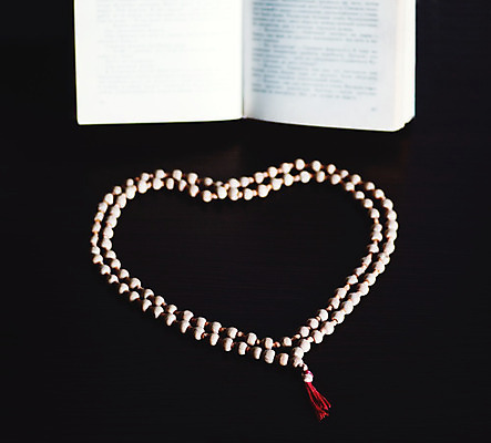 포토 JPG 해외이미지 전통 기독교 종교 십자가 목걸이 텍스트 사랑 사람없음 목재 책 빨간색 빛 교회 믿음 검은색 성경 어둠 천주교 수확 골동품 기도 하트 예수 영혼 축복 이슬람교 구슬 심볼 신성 묵주 라마단 신앙심 아랍어 옛날 해외202004 해외포토 모양 나무 감정 컬러 컨셉 농업 재료 장신구 종교용품 종교건축 건물 신_종교 파일형식 이미지허브