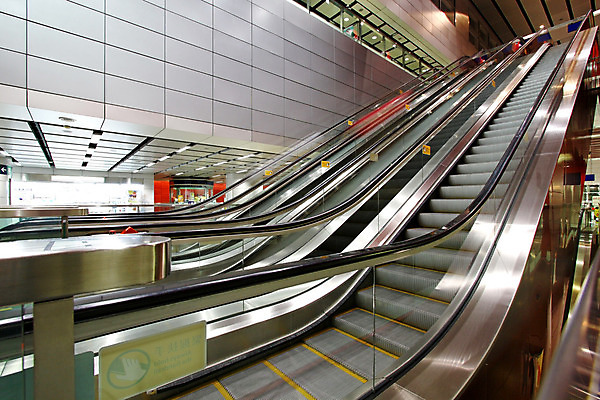 포토 JPG 해외이미지 여행 이동 비즈니스 건축양식 창문 모션 유리 추상 바닥 실내 풍경 사람없음 내부 파란색 빛 사무실 반사 계단 금속 산책 램프 도시 복도 센터 전철 역 공항 쇼핑몰 속도 통로 바쁨 리프트 에스컬레이터 일반 단계 방법 블러 철강 해외202004 해외포토 건축 육상교통 컬러 컨셉 무늬 교통시설 재질 휴식 조명 대중교통 파일형식 이미지허브