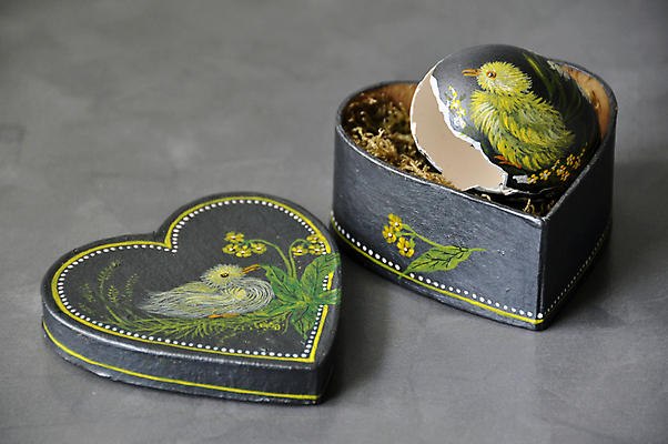 포토 JPG 해외이미지 모양 부활절 잉크 병아리 사람없음 장식 초록색 상자 갈색 노란색 계란 페인트 회색 흰색 하트 그리기 깨짐 핸드메이드 해외202004 해외포토 기념일 컬러 컨셉 모션 조류 알 파일형식 이미지허브