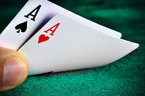 포토 JPG 해외이미지 손 놀이 들기 사람없음 검은색 게임 잡기 최고 쌍 신용카드 재산 도박 위험 카지노 포커 부름 곤봉 라스베가스 에이스 플레이어 해외202004 해외포토 스포츠용품 컬러 컨셉 모션 신체부위 금융 트럼프 파일형식 이미지허브