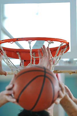 포토 JPG 해외이미지 손 농구 농구공 실내 아웃포커스 신체부위 운동 슛 농구대 농구장 해외포토 공 스포츠시설 촬영기법 건강 사람 내부 구기 골대 파일형식 이미지허브