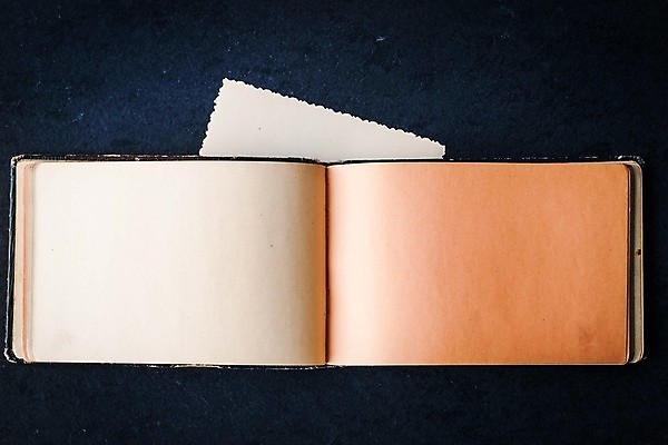 포토 JPG 해외이미지 종이 백그라운드 탁자 취미 사람없음 가로 파란색 갈색 공책 어둠 수확 바위 흰색 오픈 작가 향수 옛날 우울감 해외202004 해외포토 직업 감정 컬러 가구 농업 문구용품 화장품 돌_바위 파일형식 이미지허브