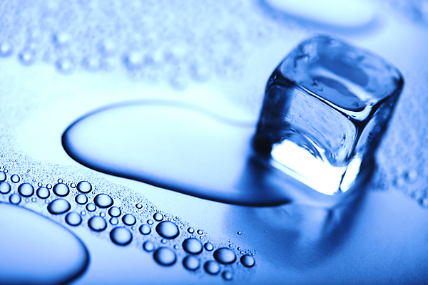 포토 JPG 해외이미지 음료 사람없음 파란색 얼음 블록 투명 액체 시원함 크리스탈 큐브 정사각형 고체 해외202004 해외포토 자연요소 도형 컬러 광석 파일형식 이미지허브