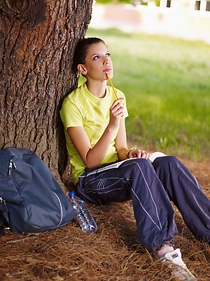 포토 JPG 해외이미지 전신 나무 백인 1 학생 공원 교육 행복 유럽 대학생 생각 배낭 갈색머리 한명 사람 앉기 손짓 20대 야외 책 캐주얼 세로 연필 기댐 올려보기 잡기 집중 명상 교과서 대학교 지능 성인여자만 카피스페이스 해외202004 해외포토 서양인 식물 헤어스타일 옷 공공시설 감정 나라 컨셉 가방 학교 모션 학용품 교재 청년 필기구 공백 여자만 성인만 파일형식 이미지허브
