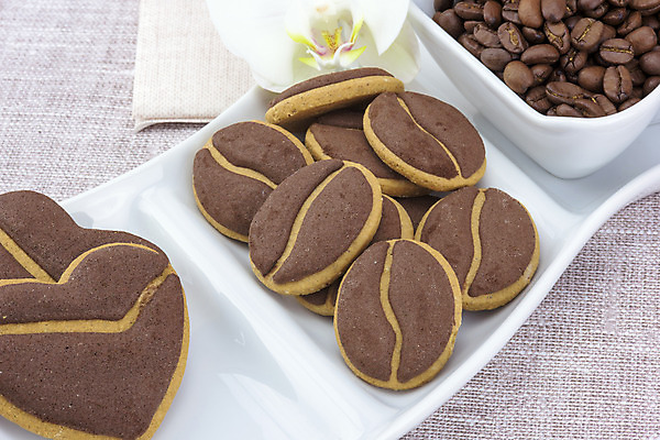 포토 JPG 해외이미지 전통 커피 음식 백그라운드 디저트 사탕 사람없음 갈색 쿠키 케이크 카페 머그컵 하트 대접 달콤 맛 유혹 설탕 굽기 에스프레소 부스러기 카페인 솔깃 안락 해외202004 해외포토 모양 음료 컬러 컨셉 컵 상점 구이 파일형식 이미지허브