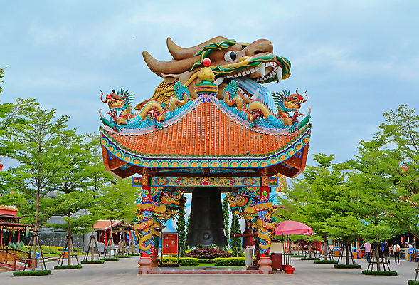 포토 JPG 해외이미지 나무 식물 전통 공원 아시아 선 조각 건축양식 태국 자연 지붕 새로움 새해 주택 동양인 풍경 사람없음 야외 건물 세로 초록색 여름 햇빛 평화 탑 중국 침묵 고요 궁전 용 사찰 타일 메인 명상 질감 조경 몬트리올 내추럴 스타일 해외202004 해외포토 건축물 계절 공공시설 건축 나라 컬러 컨셉 고건축 캐나다 종교건축 인종 태양 소리 생태계 파일형식 이미지허브