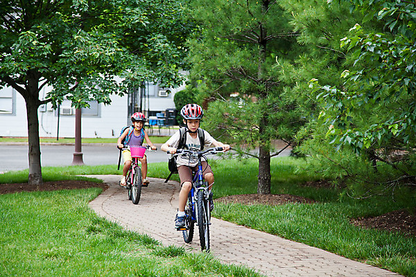 포토 JPG 해외이미지 학생 여자 남자 어린이 스포츠 분홍색 북아메리카 배낭 학교 가족 교통시설 건강 초등학교 설명 안전 사람 소년 두명 건물 파란색 운동 유행 자전거 미국 짐 헬멧 순환 팩 사이클링 해외202004 해외포토 건축물 교육 컬러 교통 가방 관계 모션 아메리카 바이크 화장품 보호장비 육상스포츠 시설 파일형식 이미지허브