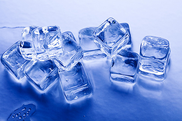 포토 JPG 해외이미지 음료 사람없음 파란색 얼음 블록 투명 액체 시원함 크리스탈 큐브 정사각형 고체 해외202004 해외포토 자연요소 도형 컬러 광석 파일형식 이미지허브