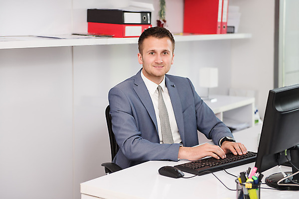 포토 JPG 해외이미지 백인 직업 1 라이프스타일 응시 남자 행복 백그라운드 컨셉 비즈니스 통신 창문 탁자 성공 아이디어 직장 한명 사람 앉기 성인 건물 금융 스마트폰 컴퓨터 사무실 흰색 도시 최고 업무 비즈니스맨 스마트 책상 경영자 긍정 경영 무료 혼자 해외202004 해외포토 서양인 건축물 시선 감정 컬러 가구 회사 모션 생활 경제 전자제품 핸드폰 스마트기기 작업 직장인 리더 파일형식 이미지허브