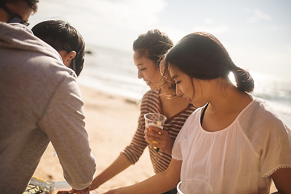 포토 JPG 주간 응시 여자 남자 바다 맥주 서기 사람 여러명 상반신 20대 해변 야외 옆모습 뒷모습 여름 30대 친구 여름휴가 바캉스 한국인 태안 성인만 국내포토 자연요소 시선 계절 뷰포인트 다수 관계 모션 휴가 주류 동양인 청년 장년 충청남도 파일형식 여름_계절