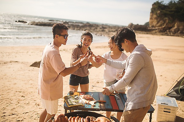 포토 JPG 주간 여자 남자 바다 맥주 텐트 서기 미소 사람 여러명 상반신 20대 해변 야외 앞모습 옆모습 여름 30대 친구 여름휴가 바캉스 한국인 안주 즐거움 태안 아이스박스 바베큐그릴 야외테이블 성인만 국내포토 자연요소 계절 감정 뷰포인트 다수 관계 모션 탁자 휴가 주류 표정 캠핑도구 동양인 청년 장년 그릴 충청남도 바비큐 파일형식 여름_계절