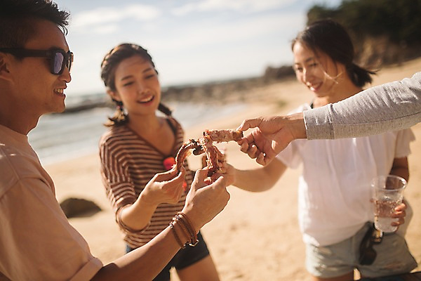 포토 JPG 주간 여자 남자 바다 맥주 서기 미소 사람 여러명 상반신 20대 해변 야외 앞모습 옆모습 여름 30대 친구 여름휴가 바캉스 한국인 안주 건배 태안 성인만 국내포토 자연요소 계절 뷰포인트 다수 관계 모션 휴가 주류 표정 동양인 청년 장년 충청남도 파일형식 여름_계절