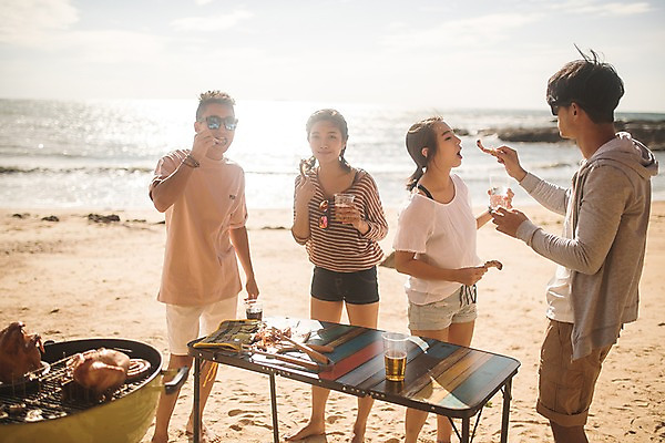 포토 JPG 주간 전신 여자 남자 바다 맥주 서기 사람 여러명 20대 해변 야외 앞모습 옆모습 여름 30대 친구 여름휴가 바캉스 한국인 먹여주기 안주 태안 바베큐그릴 야외테이블 성인만 국내포토 자연요소 계절 뷰포인트 다수 관계 모션 탁자 휴가 주류 동양인 청년 장년 그릴 충청남도 바비큐 먹기 파일형식 여름_계절