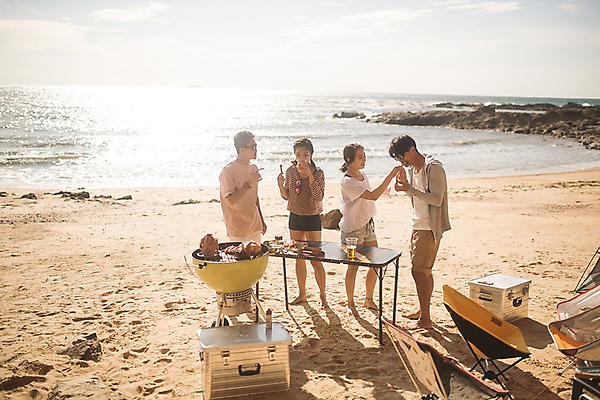 포토 JPG 주간 전신 여자 남자 바다 맥주 서기 사람 여러명 20대 해변 야외 앞모습 옆모습 여름 30대 친구 여름휴가 바캉스 치킨 한국인 안주 태안 아이스박스 바베큐그릴 야외의자 야외테이블 성인만 치맥 국내포토 자연요소 계절 뷰포인트 다수 의자 관계 모션 탁자 휴가 주류 동양인 청년 장년 그릴 충청남도 바비큐 닭고기요리 파일형식 여름_계절
