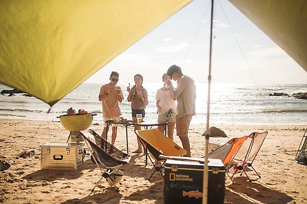 포토 JPG 주간 전신 여자 남자 바다 맥주 텐트 서기 사람 여러명 20대 해변 야외 앞모습 옆모습 여름 30대 친구 여름휴가 바캉스 한국인 안주 태안 아이스박스 바베큐그릴 야외의자 성인만 국내포토 자연요소 계절 뷰포인트 다수 의자 관계 모션 휴가 주류 캠핑도구 동양인 청년 장년 그릴 충청남도 바비큐 파일형식 여름_계절
