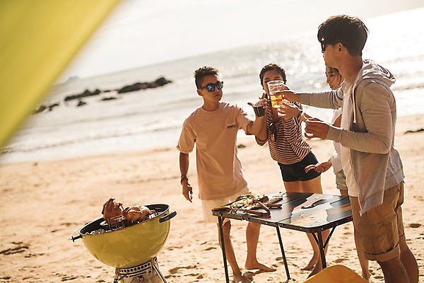 포토 JPG 주간 전신 여자 남자 바다 맥주 서기 사람 여러명 20대 해변 야외 앞모습 옆모습 여름 30대 친구 여름휴가 바캉스 치킨 한국인 건배 태안 바베큐그릴 야외테이블 성인만 치맥 국내포토 자연요소 계절 뷰포인트 다수 관계 모션 탁자 휴가 주류 동양인 청년 장년 그릴 충청남도 바비큐 닭고기요리 파일형식 여름_계절