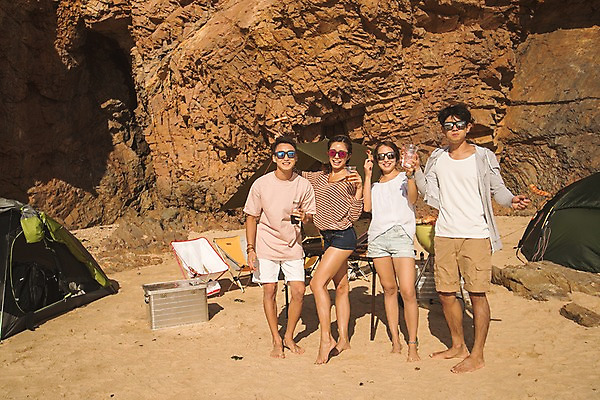 포토 JPG 주간 전신 여자 남자 바다 맥주 텐트 서기 미소 사람 여러명 20대 해변 야외 앞모습 여름 30대 친구 여름휴가 바캉스 한국인 암벽 안주 즐거움 태안 아이스박스 야외의자 성인만 국내포토 자연요소 계절 감정 뷰포인트 다수 의자 관계 모션 휴가 주류 표정 캠핑도구 동양인 청년 장년 충청남도 파일형식 여름_계절