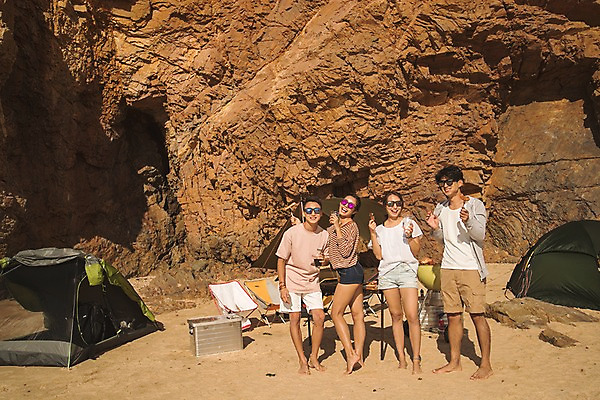 포토 JPG 주간 전신 여자 남자 바다 맥주 텐트 서기 미소 사람 여러명 20대 해변 야외 앞모습 여름 30대 친구 여름휴가 바캉스 한국인 암벽 안주 즐거움 태안 아이스박스 야외의자 야외테이블 성인만 국내포토 자연요소 계절 감정 뷰포인트 다수 의자 관계 모션 탁자 휴가 주류 표정 캠핑도구 동양인 청년 장년 충청남도 파일형식 여름_계절