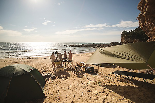 포토 JPG 주간 전신 구름 여자 남자 바다 하늘 텐트 서기 사람 여러명 20대 해변 야외 앞모습 옆모습 여름 30대 친구 여름휴가 바캉스 한국인 암벽 태안 아이스박스 바베큐그릴 야외테이블 성인만 국내포토 자연요소 계절 뷰포인트 다수 관계 모션 탁자 휴가 캠핑도구 동양인 청년 장년 그릴 충청남도 바비큐 파일형식 여름_계절