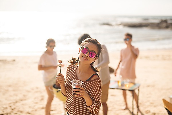 포토 JPG 주간 전신 여자 남자 바다 맥주 서기 미소 사람 여러명 상반신 20대 해변 야외 앞모습 옆모습 여름 30대 친구 여름휴가 바캉스 선글라스 한국인 안주 태안 야외테이블 성인만 국내포토 자연요소 계절 안경 뷰포인트 다수 관계 모션 탁자 휴가 주류 표정 동양인 청년 장년 충청남도 파일형식 여름_계절
