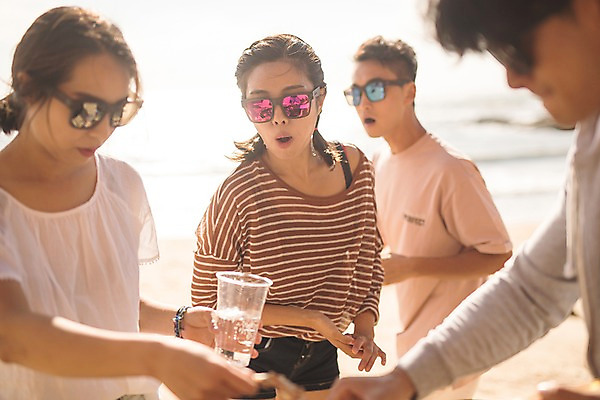 포토 JPG 주간 여자 남자 바다 맥주 서기 사람 여러명 상반신 20대 해변 야외 앞모습 옆모습 여름 30대 친구 여름휴가 바캉스 선글라스 놀람 한국인 태안 성인만 국내포토 자연요소 계절 감정 안경 뷰포인트 다수 관계 모션 휴가 주류 표정 동양인 청년 장년 충청남도 파일형식 잡화 음료 인종 성인 충청도 한국 아시아 나라