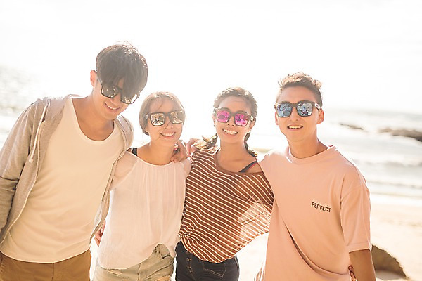 포토 JPG 주간 여자 남자 바다 어깨동무 서기 미소 사람 여러명 상반신 20대 해변 야외 앞모습 여름 30대 친구 여름휴가 바캉스 선글라스 한국인 즐거움 태안 성인만 국내포토 자연요소 계절 감정 안경 뷰포인트 포즈 다수 관계 모션 휴가 표정 동양인 청년 장년 충청남도 파일형식 잡화 인종 성인 충청도 한국 아시아 나라