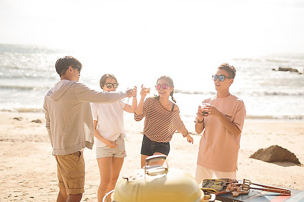 포토 JPG 주간 전신 커플 여자 남자 바다 맥주 집게 서기 사람 여러명 상반신 20대 해변 야외 앞모습 옆모습 여름 30대 여름휴가 바캉스 한국인 안주 즐거움 태안 바베큐그릴 야외테이블 성인만 국내포토 자연요소 계절 감정 뷰포인트 다수 관계 모션 탁자 휴가 주류 동양인 청년 장년 그릴 충청남도 바비큐 파일형식 여름_계절