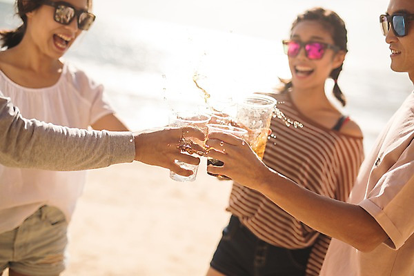 포토 JPG 주간 커플 여자 남자 바다 맥주 서기 사람 여러명 상반신 20대 해변 야외 앞모습 옆모습 여름 30대 여름휴가 바캉스 선글라스 한국인 즐거움 건배 태안 성인만 국내포토 자연요소 계절 감정 안경 뷰포인트 다수 관계 모션 휴가 주류 동양인 청년 장년 충청남도 파일형식 여름_계절