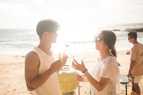 포토 JPG 주간 전신 커플 여자 남자 바다 맥주 서기 웃음 사람 상반신 20대 해변 야외 옆모습 세명 여름 30대 여름휴가 바캉스 마주보기 한국인 안주 즐거움 태안 야외테이블 성인만 국내포토 자연요소 계절 감정 뷰포인트 관계 모션 탁자 휴가 주류 표정 동양인 청년 장년 충청남도 파일형식 여름_계절