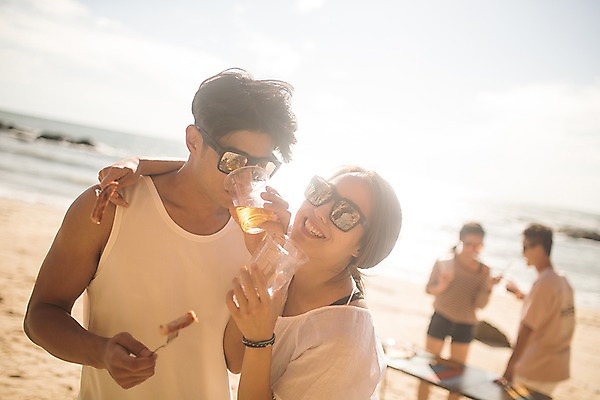 포토 JPG 주간 커플 여자 남자 바다 맥주 서기 사람 여러명 상반신 20대 해변 야외 앞모습 옆모습 여름 30대 여름휴가 바캉스 한국인 안주 즐거움 태안 야외테이블 성인만 어깨에손 국내포토 자연요소 계절 감정 뷰포인트 다수 관계 모션 탁자 휴가 주류 동양인 청년 장년 충청남도 파일형식 여름_계절