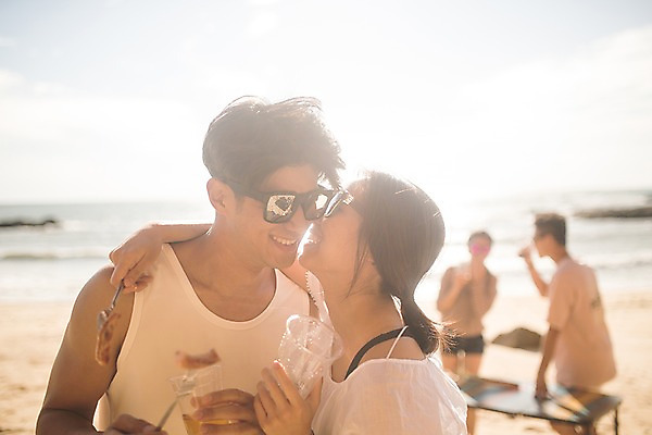 포토 JPG 주간 커플 여자 남자 바다 안기 맥주 서기 사람 여러명 상반신 20대 해변 야외 앞모습 옆모습 여름 30대 여름휴가 바캉스 한국인 즐거움 태안 야외테이블 성인만 어깨에손 국내포토 자연요소 계절 감정 뷰포인트 다수 관계 모션 탁자 휴가 주류 동양인 청년 장년 충청남도 파일형식 음료 가구 인종 성인 충청도 생활용품 한국 아시아 오브젝트 나라