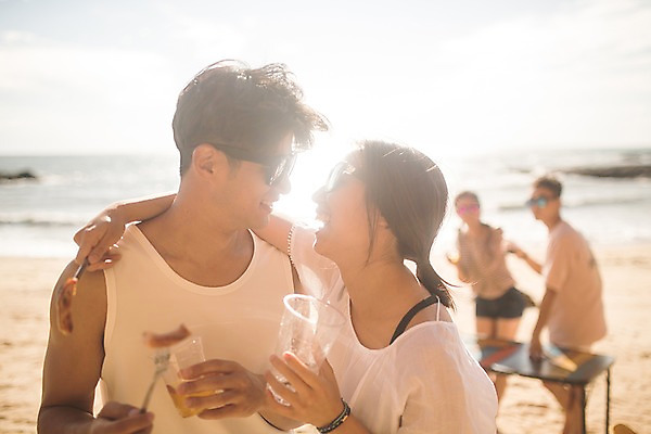 포토 JPG 주간 커플 여자 남자 바다 맥주 서기 웃음 사람 여러명 상반신 20대 해변 야외 앞모습 옆모습 여름 30대 여름휴가 바캉스 마주보기 한국인 즐거움 태안 야외테이블 성인만 어깨에손 국내포토 자연요소 계절 감정 뷰포인트 다수 관계 모션 탁자 휴가 주류 표정 동양인 청년 장년 충청남도 파일형식 음료 가구 인종 성인 충청도 생활용품 한국 아시아 오브젝트 나라