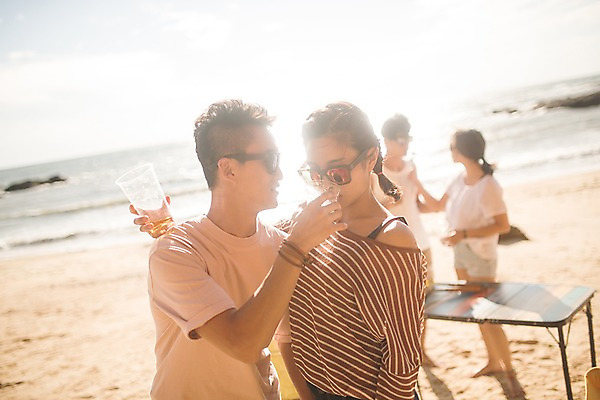 포토 JPG 주간 커플 여자 남자 바다 맥주 서기 사람 여러명 상반신 20대 해변 야외 앞모습 옆모습 여름 30대 여름휴가 바캉스 한국인 마시기 태안 야외테이블 성인만 국내포토 자연요소 계절 뷰포인트 다수 관계 모션 탁자 휴가 주류 동양인 청년 장년 충청남도 파일형식 여름_계절
