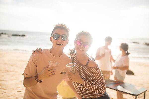 포토 JPG 주간 커플 여자 남자 바다 맥주 서기 사람 여러명 상반신 20대 해변 야외 앞모습 옆모습 여름 30대 여름휴가 바캉스 한국인 즐거움 태안 야외테이블 성인만 어깨에손 국내포토 자연요소 계절 감정 뷰포인트 다수 관계 모션 탁자 휴가 주류 동양인 청년 장년 충청남도 파일형식 여름_계절