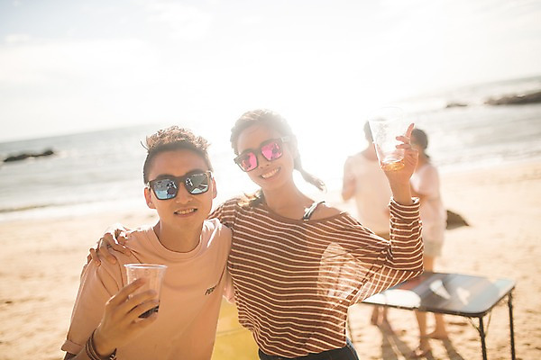 포토 JPG 주간 커플 여자 남자 바다 맥주 서기 사람 여러명 상반신 20대 해변 야외 앞모습 여름 30대 여름휴가 바캉스 한국인 즐거움 태안 야외테이블 성인만 어깨에손 국내포토 자연요소 계절 감정 뷰포인트 다수 관계 모션 탁자 휴가 주류 동양인 청년 장년 충청남도 파일형식 여름_계절