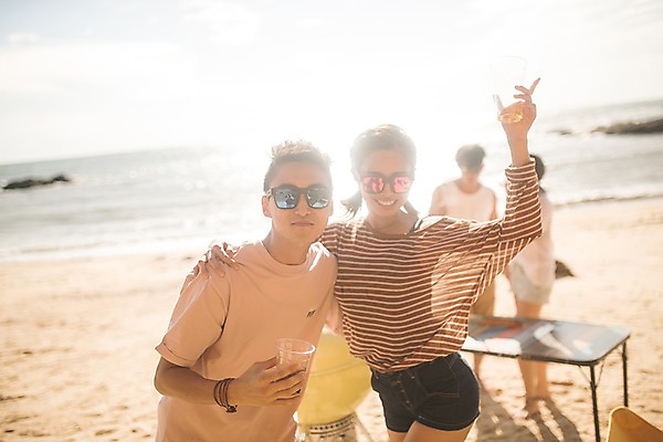 포토 JPG 주간 커플 여자 남자 바다 맥주 서기 사람 여러명 상반신 20대 해변 야외 앞모습 여름 30대 여름휴가 바캉스 한국인 즐거움 태안 야외테이블 성인만 어깨에손 국내포토 자연요소 계절 감정 뷰포인트 다수 관계 모션 탁자 휴가 주류 동양인 청년 장년 충청남도 파일형식 여름_계절