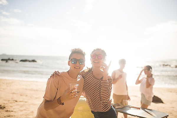 포토 JPG 주간 커플 여자 남자 바다 맥주 서기 사람 여러명 상반신 20대 해변 야외 앞모습 옆모습 여름 30대 여름휴가 바캉스 한국인 태안 야외테이블 성인만 어깨에손 국내포토 자연요소 계절 뷰포인트 다수 관계 모션 탁자 휴가 주류 동양인 청년 장년 충청남도 파일형식 여름_계절