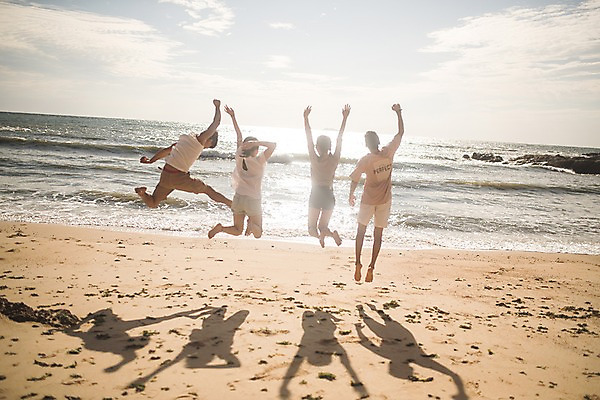 포토 JPG 주간 전신 구름 여자 남자 바다 하늘 그림자 사람 여러명 20대 해변 야외 뒷모습 여름 30대 친구 여름휴가 바캉스 점프 한국인 즐거움 태안 성인만 국내포토 자연요소 계절 감정 뷰포인트 다수 관계 모션 휴가 동양인 청년 장년 충청남도 파일형식 여름_계절