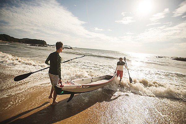 포토 JPG 주간 전신 구름 남자 파도 바다 이동 하늘 서기 사람 20대 성인 야외 두명 뒷모습 여름 30대 친구 여름휴가 바캉스 한국인 잡기 운반 승차 물보라 노젓기 태안 성인남자만 패들보드 국내포토 자연요소 계절 뷰포인트 컨셉 관계 모션 휴가 동양인 청년 물 장년 서핑 충청남도 남자만 성인만 파일형식 여름_계절