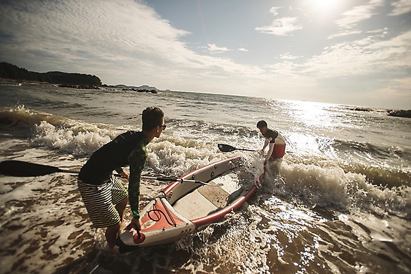 포토 JPG 주간 전신 구름 남자 파도 바다 하늘 사람 20대 성인 야외 두명 앞모습 옆모습 여름 30대 친구 여름휴가 바캉스 빛 한국인 잡기 승차 물거품 노젓기 태안 성인남자만 패들보드 국내포토 자연요소 계절 뷰포인트 관계 모션 휴가 동양인 청년 장년 거품 서핑 충청남도 남자만 성인만 파일형식 여름_계절