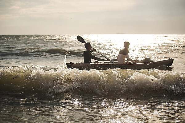 포토 JPG 주간 남자 파도 바다 사람 앉기 상반신 20대 성인 야외 두명 옆모습 여름 30대 친구 여름휴가 바캉스 빛 반사 한국인 승차 물보라 노젓기 태안 성인남자만 패들보드 국내포토 자연요소 계절 뷰포인트 관계 모션 휴가 동양인 청년 물 장년 서핑 충청남도 남자만 성인만 파일형식 여름_계절