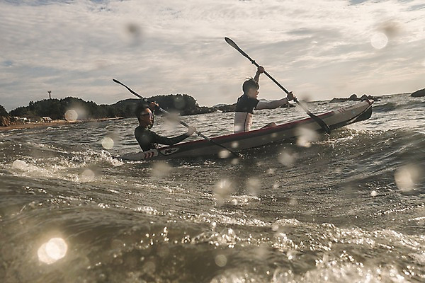 포토 JPG 주간 구름 남자 파도 바다 하늘 사람 앉기 상반신 20대 성인 야외 두명 옆모습 여름 30대 친구 여름휴가 바캉스 한국인 승차 노젓기 태안 성인남자만 패들보드 국내포토 자연요소 계절 뷰포인트 관계 모션 휴가 동양인 청년 장년 서핑 충청남도 남자만 성인만 파일형식 여름_계절