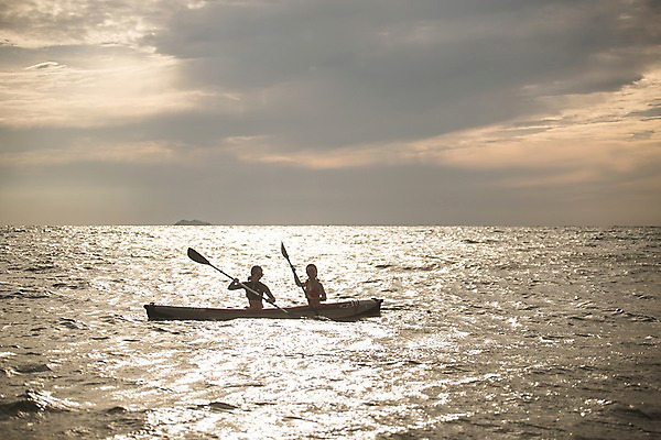 포토 JPG 주간 구름 여자 바다 사람 앉기 상반신 20대 성인 야외 두명 옆모습 여름 여름휴가 바캉스 한국인 승차 노젓기 태안 성인여자만 패들보드 국내포토 자연요소 계절 뷰포인트 모션 휴가 동양인 청년 서핑 충청남도 여자만 성인만 파일형식 여름_계절