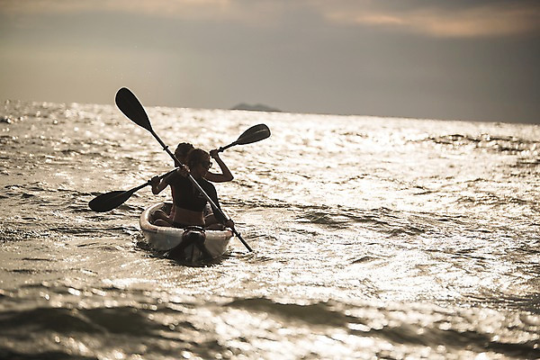 포토 JPG 주간 커플 여자 남자 바다 사람 앉기 상반신 20대 야외 두명 뒷모습 여름 여름휴가 바캉스 일몰 한국인 승차 태안 성인만 패들보드 국내포토 자연요소 계절 뷰포인트 관계 모션 휴가 동양인 청년 노을 서핑 충청남도 파일형식 여름_계절