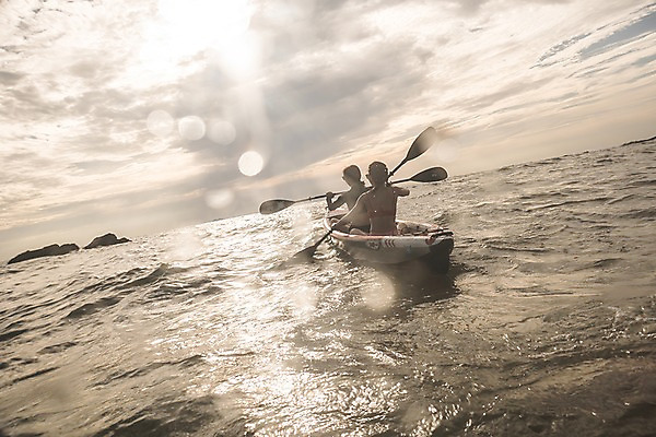 포토 JPG 주간 구름 여자 바다 하늘 사람 앉기 상반신 20대 성인 야외 두명 뒷모습 여름 여름휴가 바캉스 한국인 승차 노젓기 태안 성인여자만 패들보드 국내포토 자연요소 계절 뷰포인트 모션 휴가 동양인 청년 서핑 충청남도 여자만 성인만 파일형식 여름_계절