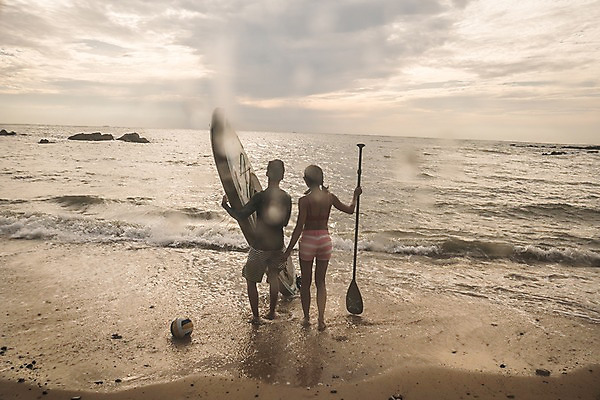 포토 JPG 주간 전신 구름 커플 응시 여자 남자 바다 하늘 서기 사람 20대 야외 두명 뒷모습 여름 30대 여름휴가 바캉스 한국인 배구공 태안 성인만 패들보드 국내포토 자연요소 시선 계절 스포츠용품 뷰포인트 공 관계 모션 휴가 동양인 청년 장년 서핑 충청남도 배구 파일형식 여름_계절