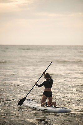 포토 JPG 주간 전신 구름 여자 파도 바다 하늘 한명 사람 20대 성인 야외 뒷모습 여름 여름휴가 바캉스 한국인 무릎꿇기 태안 성인여자한명만 패들보드 국내포토 자연요소 1 계절 뷰포인트 모션 휴가 동양인 청년 서핑 충청남도 여자한명만 성인여자만 파일형식 여름_계절