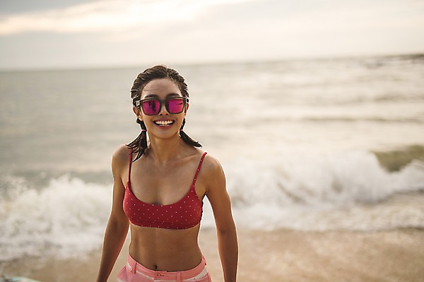 포토 JPG 주간 여자 수영복 파도 바다 한명 서기 미소 사람 상반신 20대 성인 야외 앞모습 여름 여름휴가 바캉스 선글라스 한국인 태안 성인여자한명만 국내포토 자연요소 1 옷 계절 안경 뷰포인트 모션 휴가 표정 동양인 청년 충청남도 여자한명만 성인여자만 파일형식 여름_계절