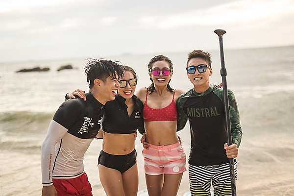 포토 JPG 주간 여자 남자 파도 바다 어깨동무 서기 웃음 사람 여러명 상반신 20대 야외 앞모습 여름 30대 친구 여름휴가 바캉스 선글라스 한국인 즐거움 태안 성인만 패들보드 국내포토 자연요소 계절 감정 안경 뷰포인트 포즈 다수 관계 모션 휴가 표정 동양인 청년 장년 서핑 충청남도 파일형식 여름_계절